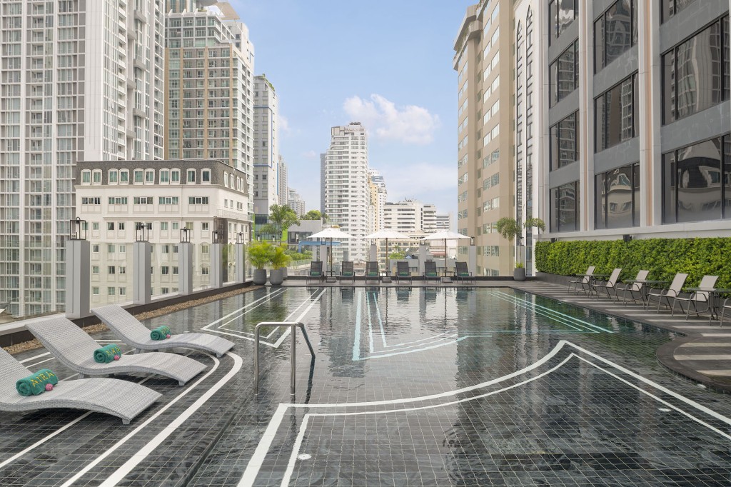 曼谷Aira Hotel Bangkok，有开扬的户外泳池。