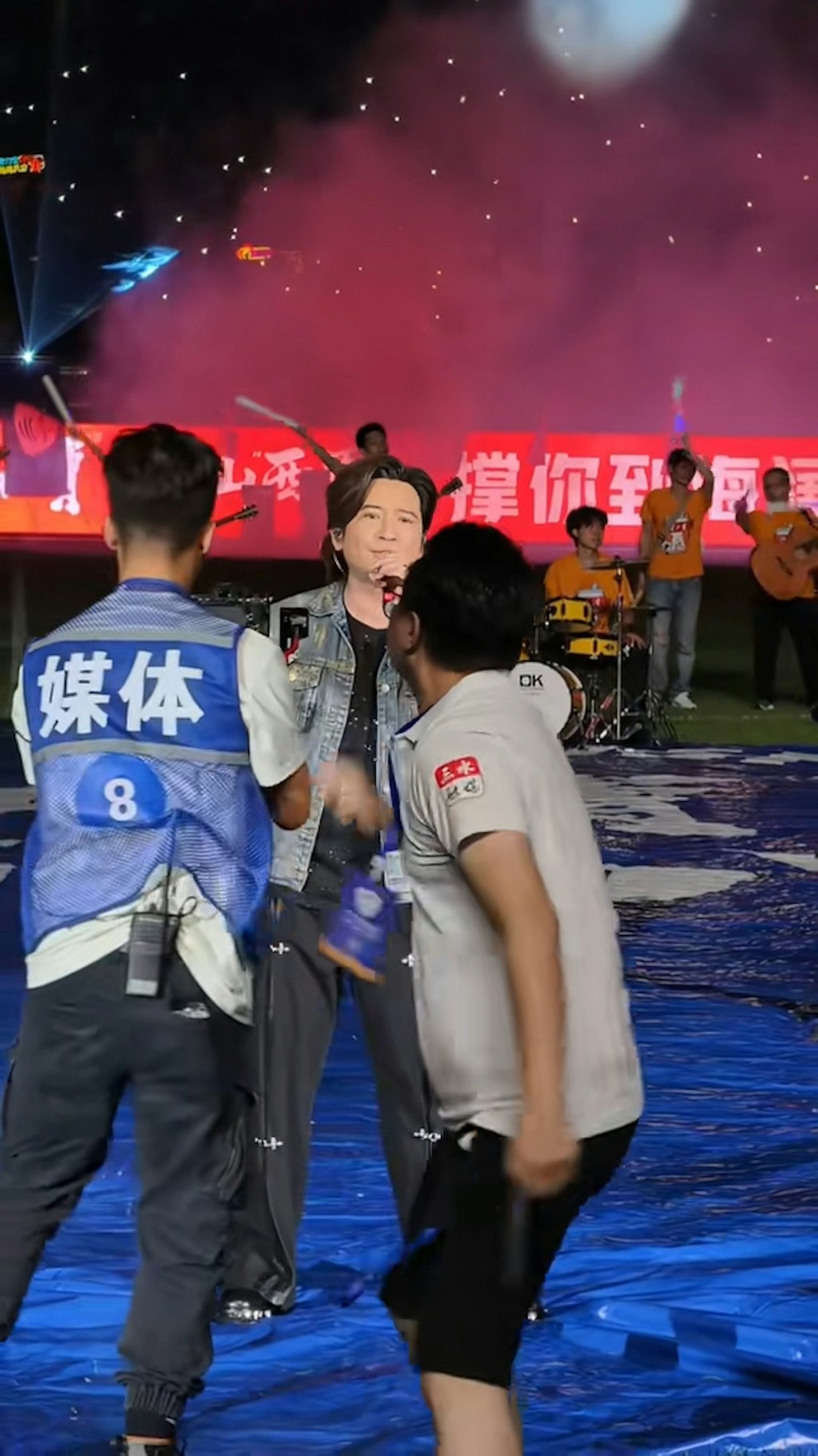 雙方爆發衝突。 雙方爆發衝突。