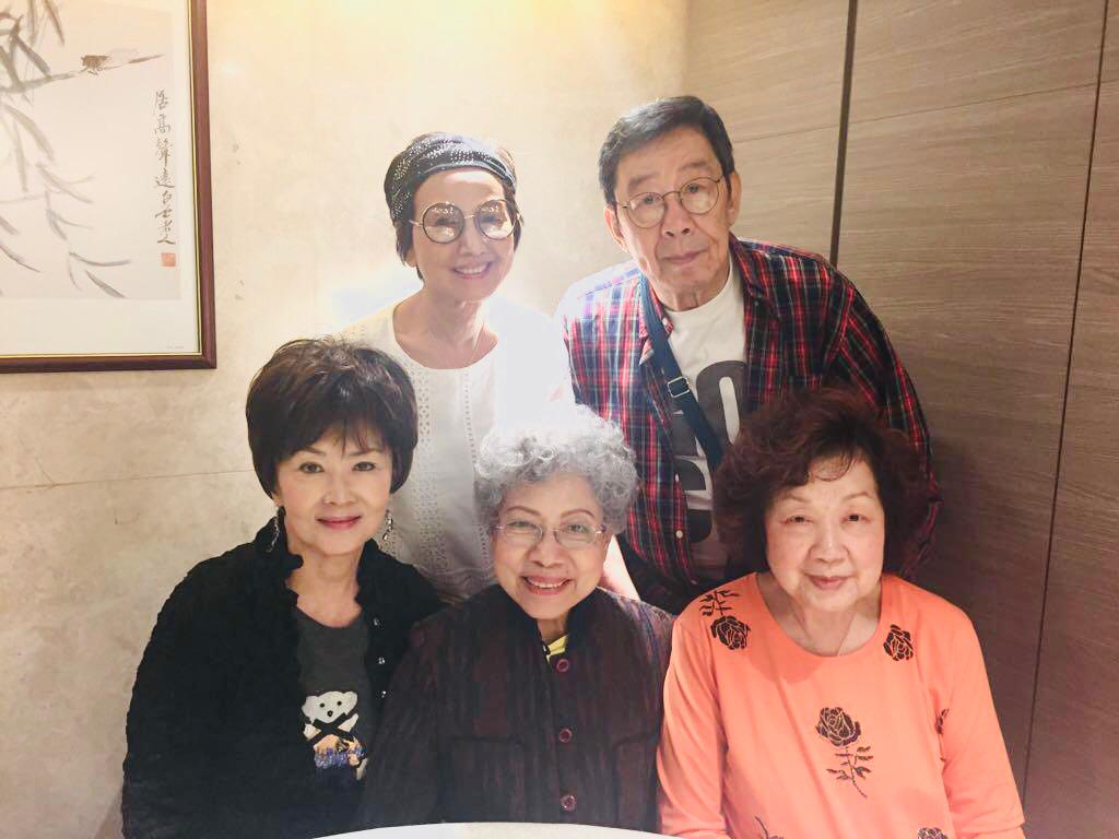 羅蘭姐經常與好友相聚，包括從加拿大回來的江雪（後左）和苗金鳳（前左），還有修哥、南紅姐。