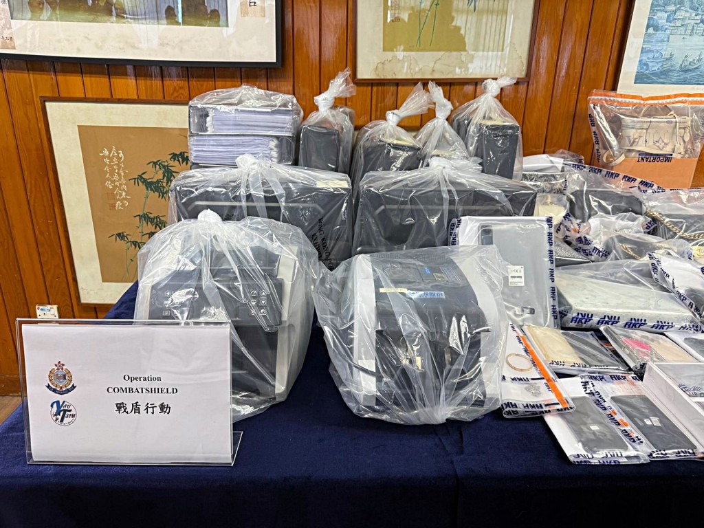 警方展示相關證物。 警方展示相關證物。