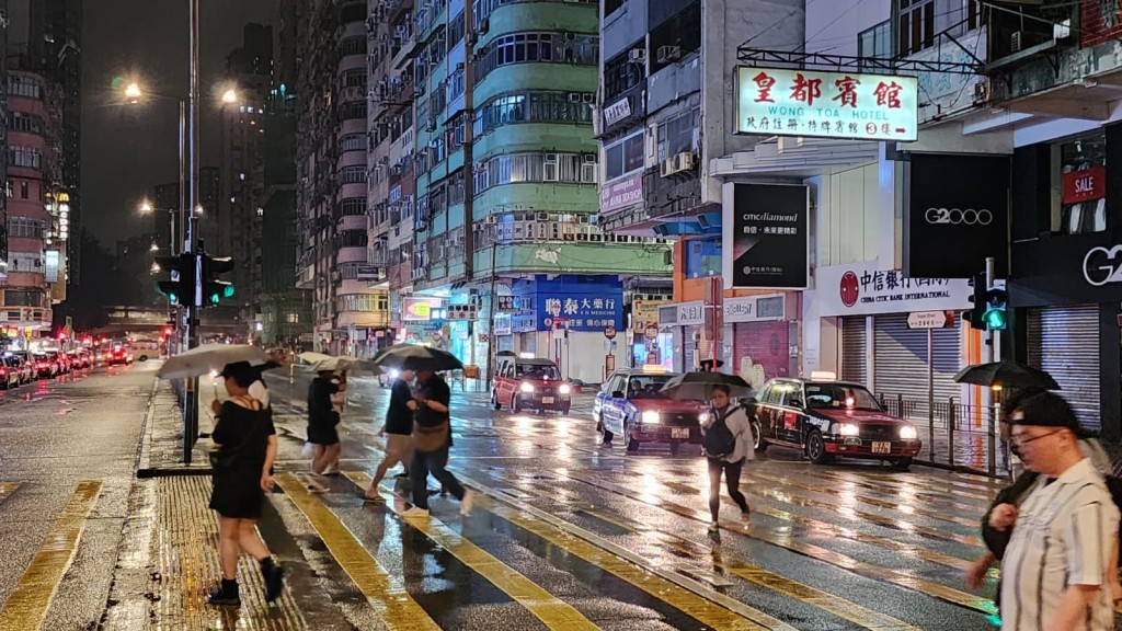 紅雨警告凌晨一度生效。 紅雨警告凌晨一度生效。