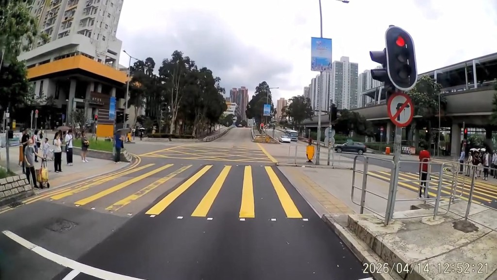一輛私家車駛至沙田安睦街及安明街交界時,撞到一輛懷疑沒有遵受交通燈停下的單車。fb「車cam L」群組Siu Dan Wong片段截圖 一輛私家車駛至沙田安睦街及安明街交界時,撞到一輛懷疑沒有遵受交通燈停下的單車。fb「車cam L」群組Siu Dan Wong片段截圖