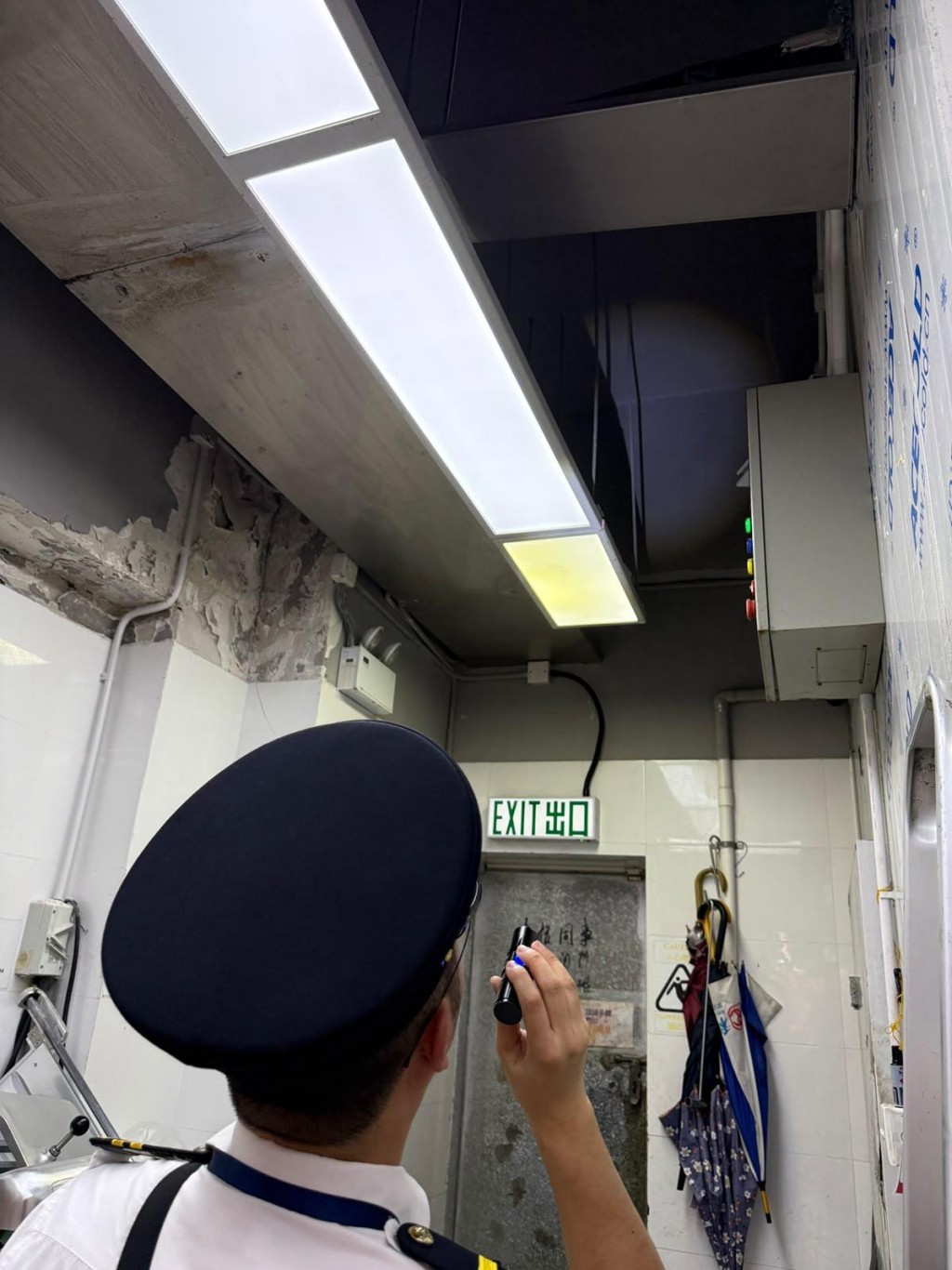 食環署已將《滅鼠約章》推廣至商場,截至九月吸引約130個機構及8,200間商戶參與,呼籲全社會共同落實防鼠措施。 食環署已將《滅鼠約章》推廣至商場,截至九月吸引約130個機構及8,200間商戶參與,呼籲全社會共同落實防鼠措施。