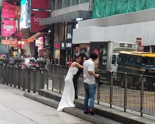 新人尖嘴鬧市馬路影婚照。網上圖片