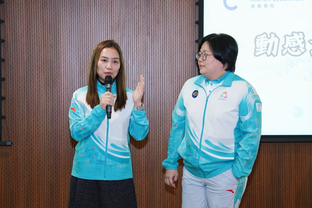 义务工作发展局服务总监冯素霞（左）及项目经理（义工服务）严振裕（右）在分享会上高度赞扬港专义工团队的专业与热诚。(图片来源：港专)