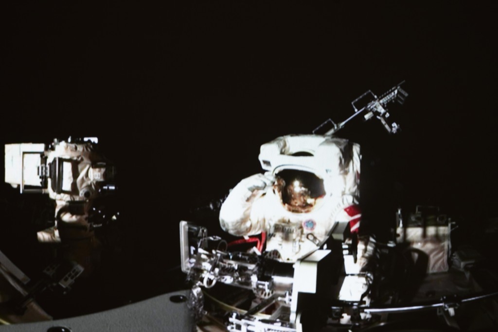 航天员费俊龙结束出舱任务返回问天实验舱时敬礼的画面。
