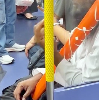 另有網民認出此乃慣犯，稱「笑死，啱啱喺深水 埗地鐵站見到佢」、「我都撞過佢，喺正我隔離抹啲口水落條柱到」。 Threads截圖