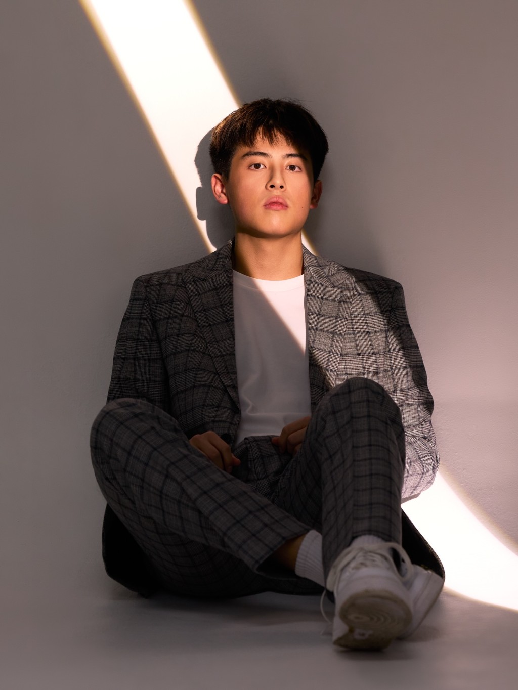 蔡楠換上灰色格紋西裝套裝,演繹輕熟男魅力。 蔡楠換上灰色格紋西裝套裝,演繹輕熟男魅力。