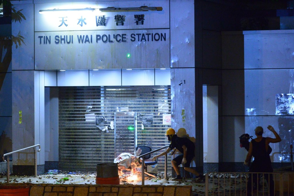 示威者在警署門外縱火