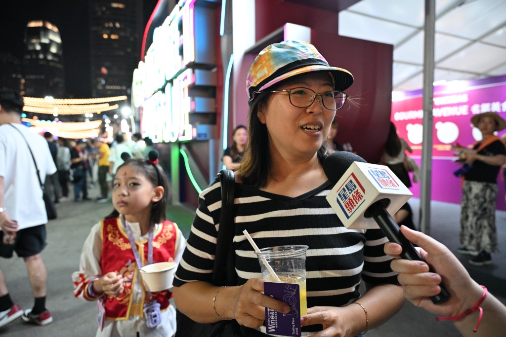 北京遊客于小姐一家特意來港感受萬聖節氣氛,其女兒今日更打扮成哪吒入場。 北京遊客于小姐一家特意來港感受萬聖節氣氛,其女兒今日更打扮成哪吒入場。