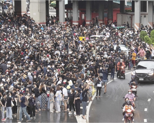 曼谷北部一個車站有大批身穿黑衣的示威者集結。AP圖片