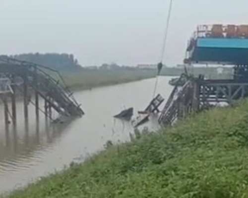 安徽全椒一建築中大橋鋼結構支架垮塌，施工人員2死2失蹤。(網圖)