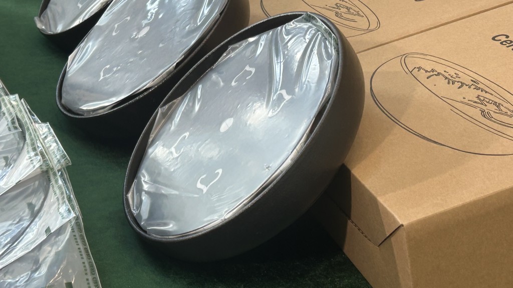 茶盤頂部有異常沉重的黑色圓片。