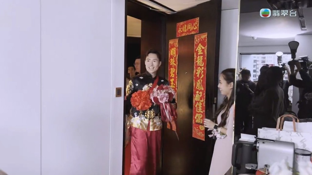 今晚播出的《东张西望》曝光了招浩明接新娘的绝密片段。