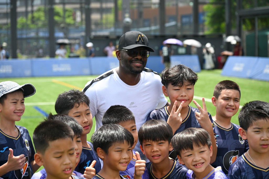 沙夏亦勉勵在場的小球員們若要實現成為職業足球員必須要全力以赴日復一日進行練習,亦要保持住對足球的熱愛。攝影:魏國謙 沙夏亦勉勵在場的小球員們若要實現成為職業足球員必須要全力以赴日復一日進行練習,亦要保持住對足球的熱愛。攝影:魏國謙