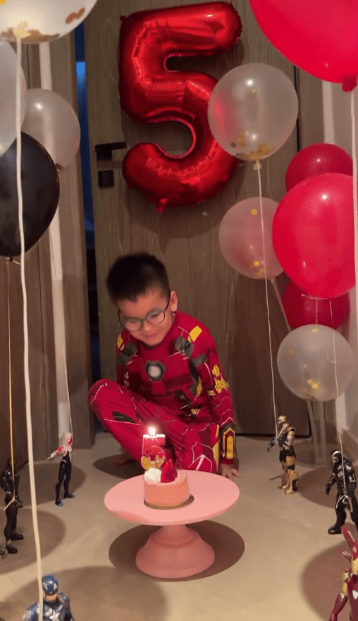 楊洛婷兒子步出房門，見到生日蛋糕非常開心。