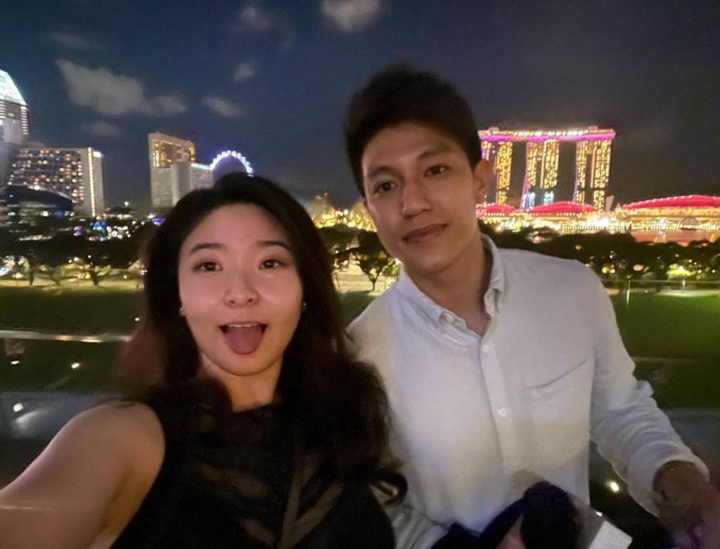 Benz雄去年和妻女舉家移民新加坡前