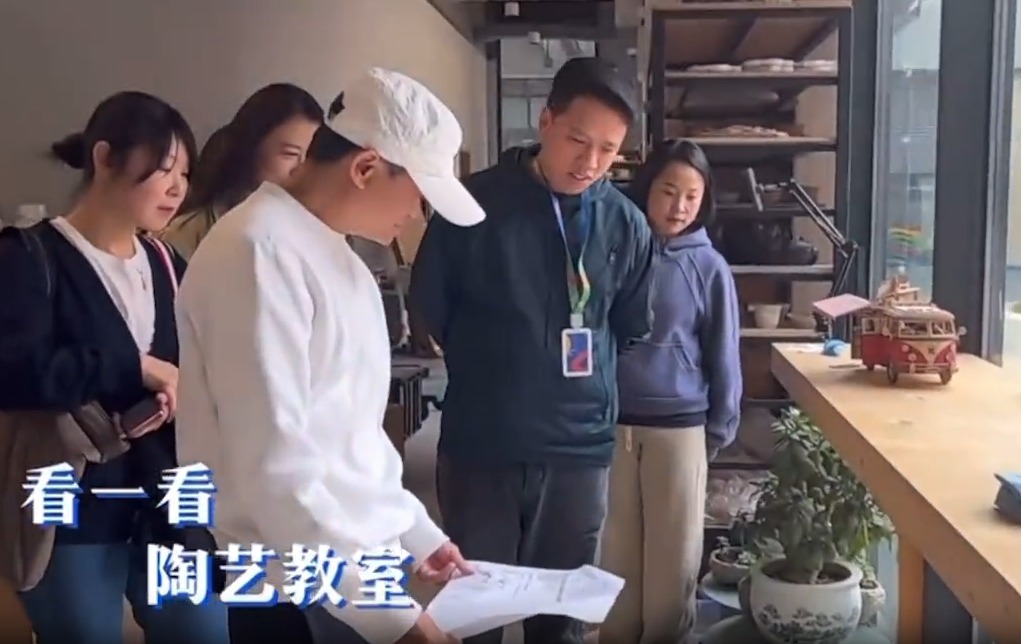 馬雲今早參觀了阿里巴巴資助、位於杭州的私立學校雲谷學校。網片截圖