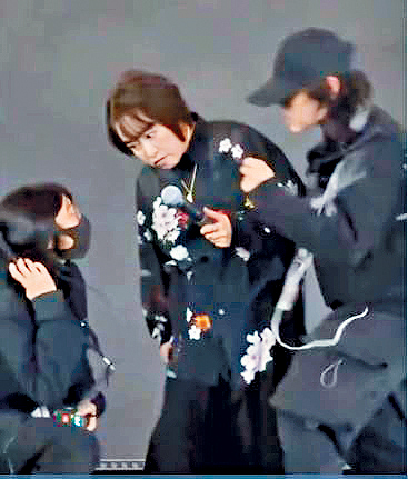 工作人員通知大槻真希（中）演出中止。