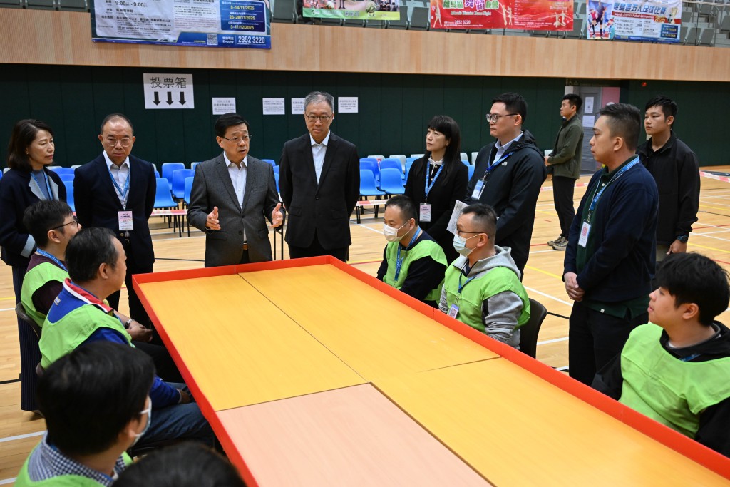 選管會主席陸啟康(左四)與政制及內地事務局局長曾國衞(左二)陪同行政長官李家超(左三)視察設於東涌文東路體育館的一般投票站。政府新聞處圖片 選管會主席陸啟康(左四)與政制及內地事務局局長曾國衞(左二)陪同行政長官李家超(左三)視察設於東涌文東路體育館的一般投票站。政府新聞處圖片