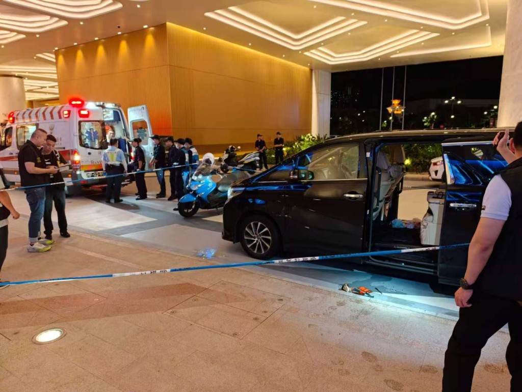 當地警方圍封一輛黑色七人車。網上圖片 當地警方圍封一輛黑色七人車。網上圖片