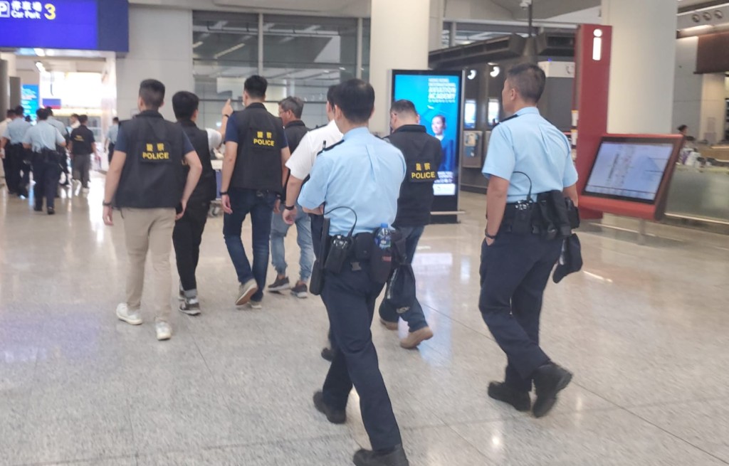 客運大樓內有警員巡邏。