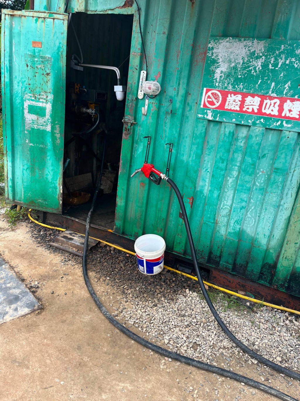 行動中，消防處人員發現一批入油工具，並截查共兩名男子，懷疑與案件有關。