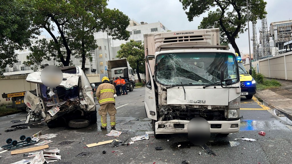 運報車與密斗貨車相撞，兩車均損毀嚴重。網上圖片