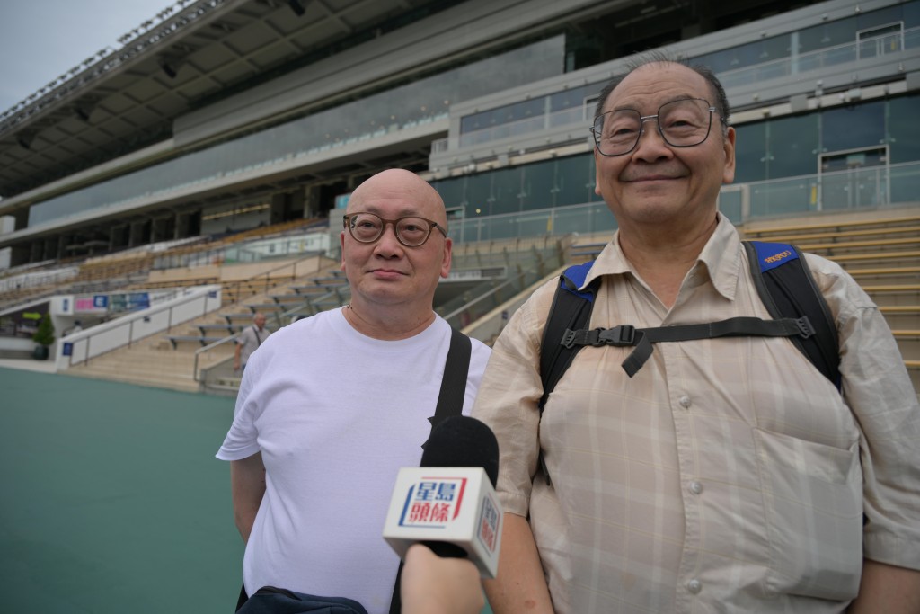 市民陳先生兩兄弟今日特意入場參與馬會開鑼日活動,兩人笑言現場氣氛較電視轉播更佳,今日最期待第一場賽事。 市民陳先生兩兄弟今日特意入場參與馬會開鑼日活動,兩人笑言現場氣氛較電視轉播更佳,今日最期待第一場賽事。