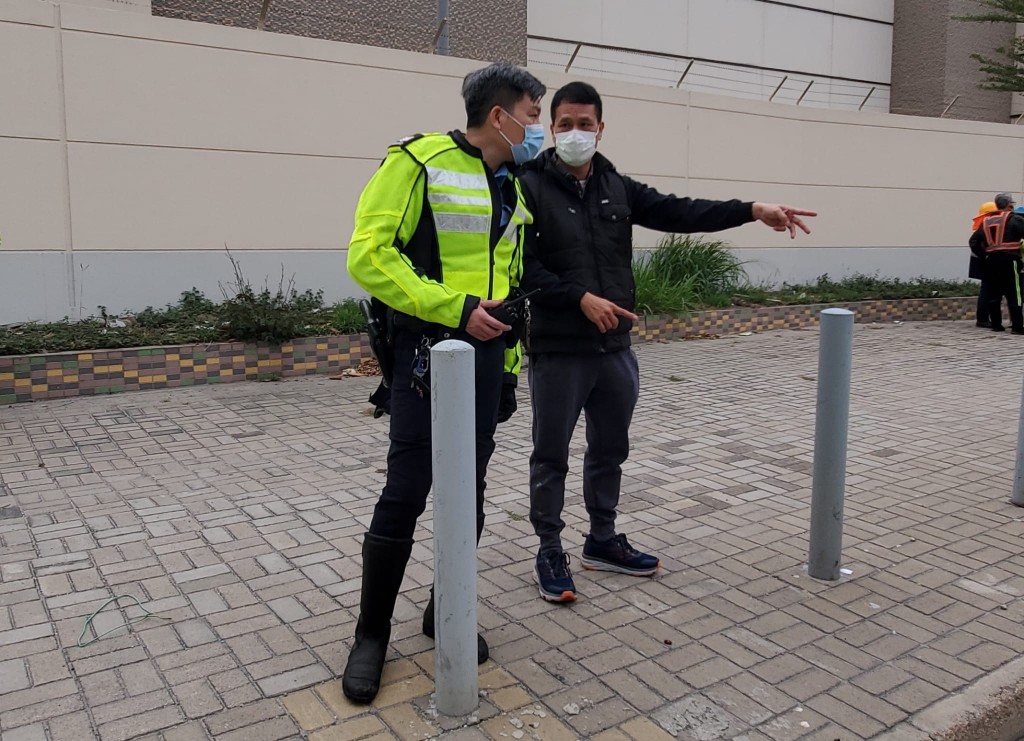 泥頭車司機向交通警講述意外經過。林思明攝