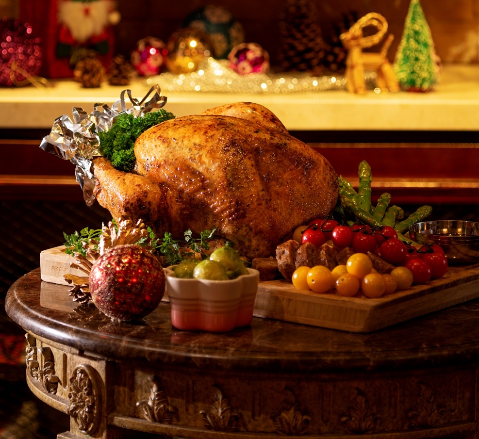 聖誕燒火雞配栗子釀餡、雞肝汁及紅莓醬，傳統風味——帝苑酒店聖誕自助餐