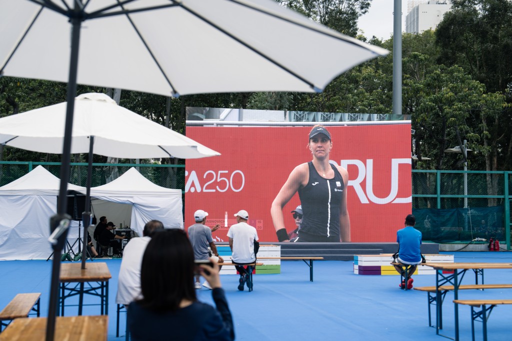 「網球同樂區」提供特大螢幕現場直播賽事，讓同樂區的遊客可以在場內一邊欣賞賽事，一邊品嚐美食。 