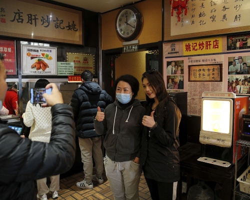 不少民眾特地到場拍照「打卡」。AP
