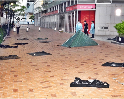 警員以帳篷遮蓋死者遺體，並以黑膠袋遮蓋內臟。
