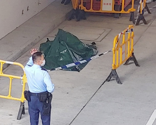 警員以帳篷遮蓋遺體。