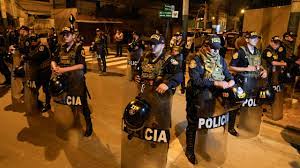 秘魯檢警人員到總統府搜查疑未申報的名表。美聯社
