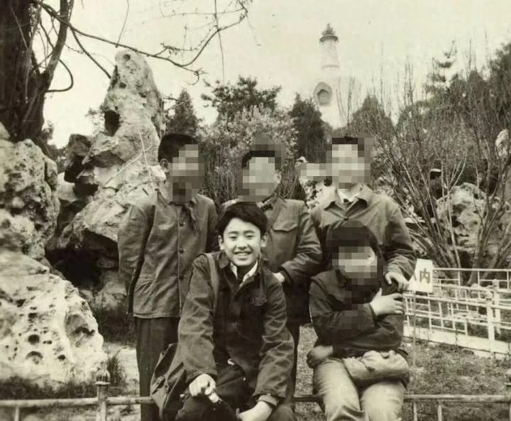 1968年吴秀波出生于一个富贵之家，父母对吴秀波有很高的期望。