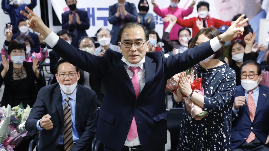 太永浩（右）逃到南韩后参政，2020年当选国会议员。美联社