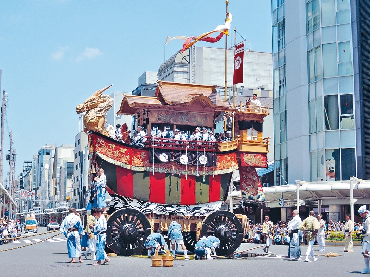 京都祇園祭被譽為日本三大祭典之一。