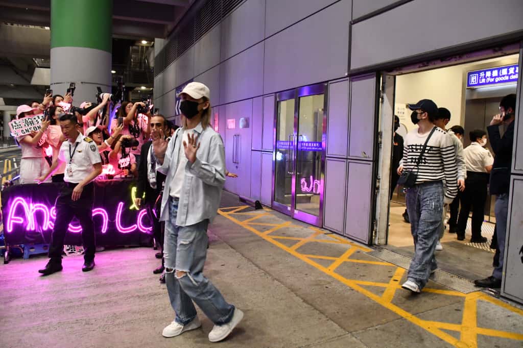 4子與支持者揮手道別。 4子與支持者揮手道別。