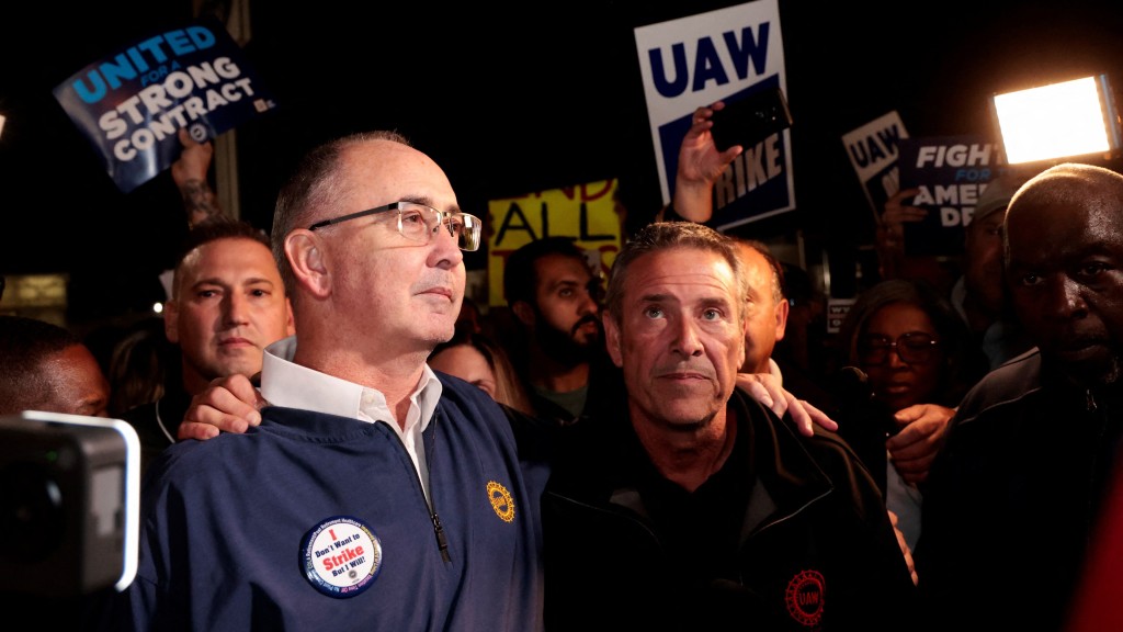 美国汽车工人联合工会（UAW）主席费恩到密歇根州韦恩的福特工厂声援罢工。 路透社