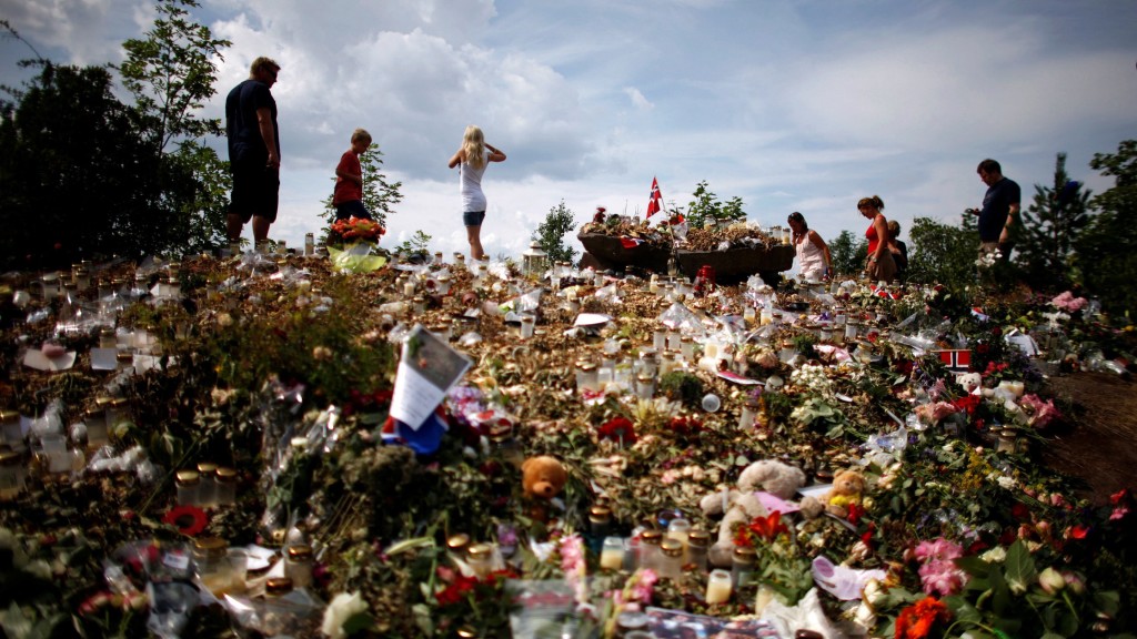 2011年8月，案發後不久，死者親屬到烏托亞島追悼死在布列維克手上的亡魂。 路透社