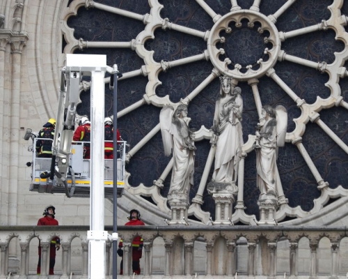 大火焚烧约15小时终被救熄。AP