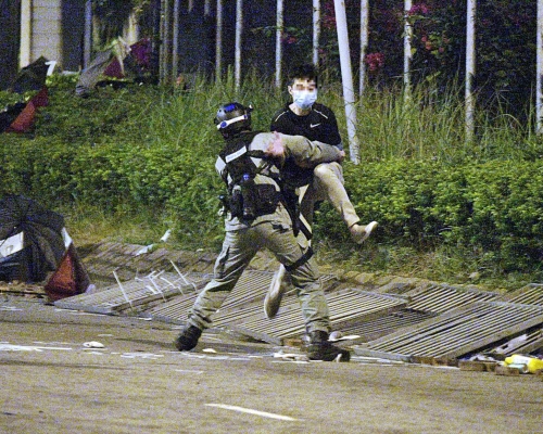 大批示威者嘗試逃跑