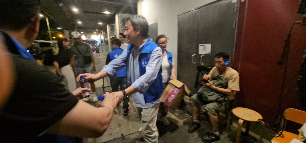 關愛隊伍已積極進行洗樓拍門,主動發掘社區中的獨居及雙老家庭,並成功將一萬三千多個有需要的個案轉介至專業社會服務機構。資料圖片 關愛隊伍已積極進行洗樓拍門,主動發掘社區中的獨居及雙老家庭,並成功將一萬三千多個有需要的個案轉介至專業社會服務機構。資料圖片