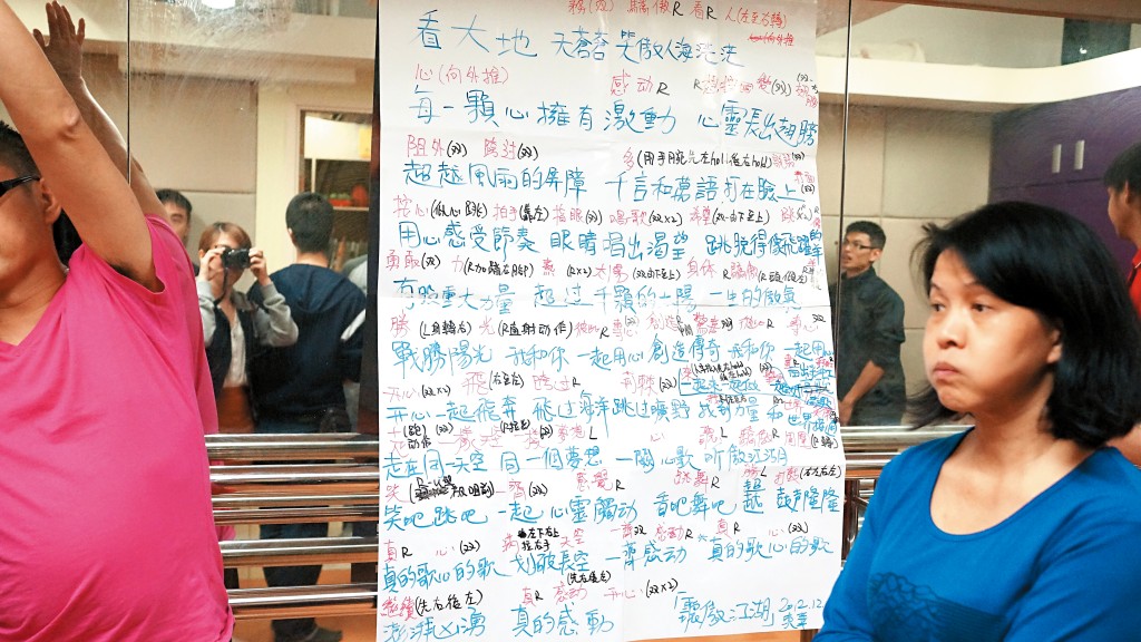 2012年王維德邀得義工團一同在「卡拉之星」表演手語歌,當中連傷健人士都有。 2012年王維德邀得義工團一同在「卡拉之星」表演手語歌,當中連傷健人士都有。
