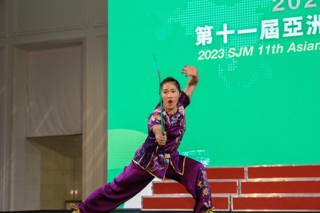 本届世大运中国澳门武术队金牌得主黄心妍于开幕礼上表演。