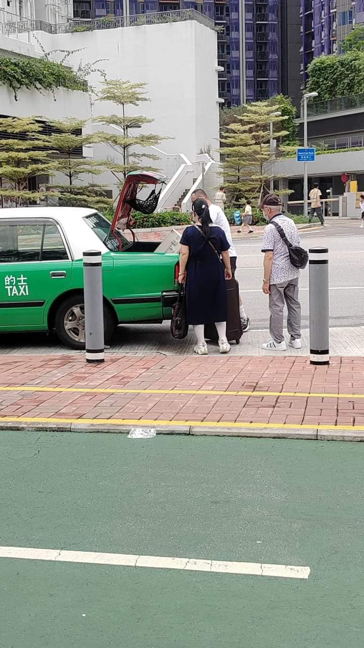 有網民拍到何伯何太在屯門拖住兩個大行李箱，上了一架新界的士。