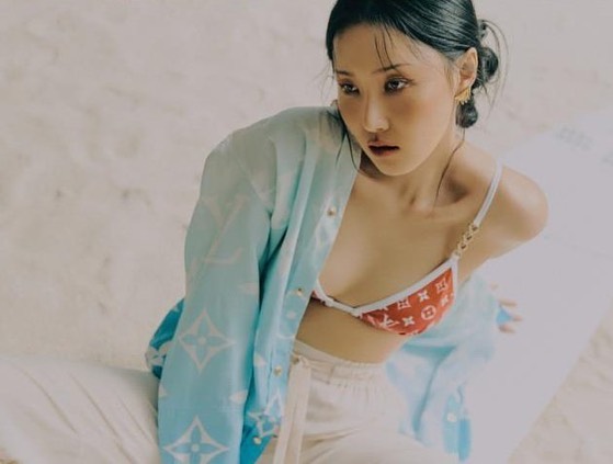 表情動作好有型。(來源:Harper's Bazaar)