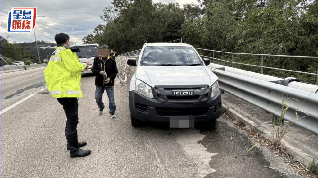 屯門公路私家車自炒撼防撞欄，司機即場向警員提供資料。蔡楚輝攝